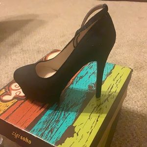 Black faux suede platform pumps